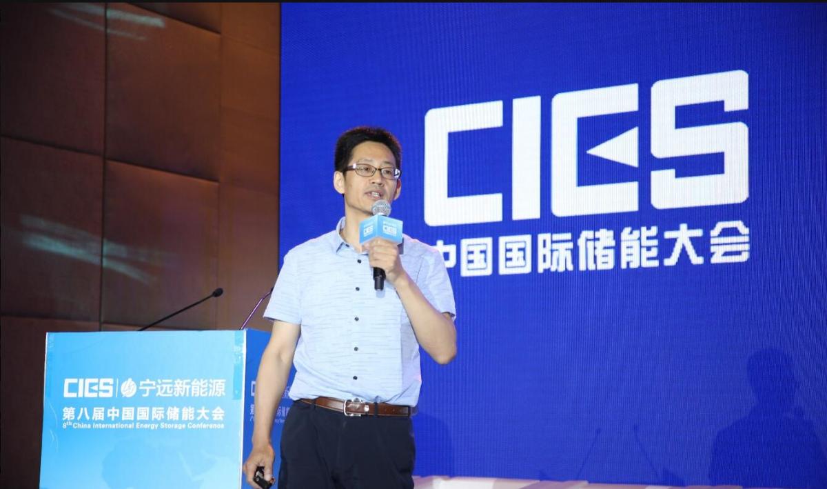	中国储能网讯：5月19日至21日，“第八届中国国际储能大会”在深圳隆重召开， 来自中国、美国、德国、英国、加拿大、西班牙、日本、韩国、澳大利亚等国和地区1500余位政府机构、科研院所、行业组织、电力公司、新能源项目单位、系统集成商等代表出席本次大会。	清华大学建筑学院副教授王福林在“直流配电与储能专场”，发表了题为“建筑用电移峰填谷控制策略研究”的精彩演讲