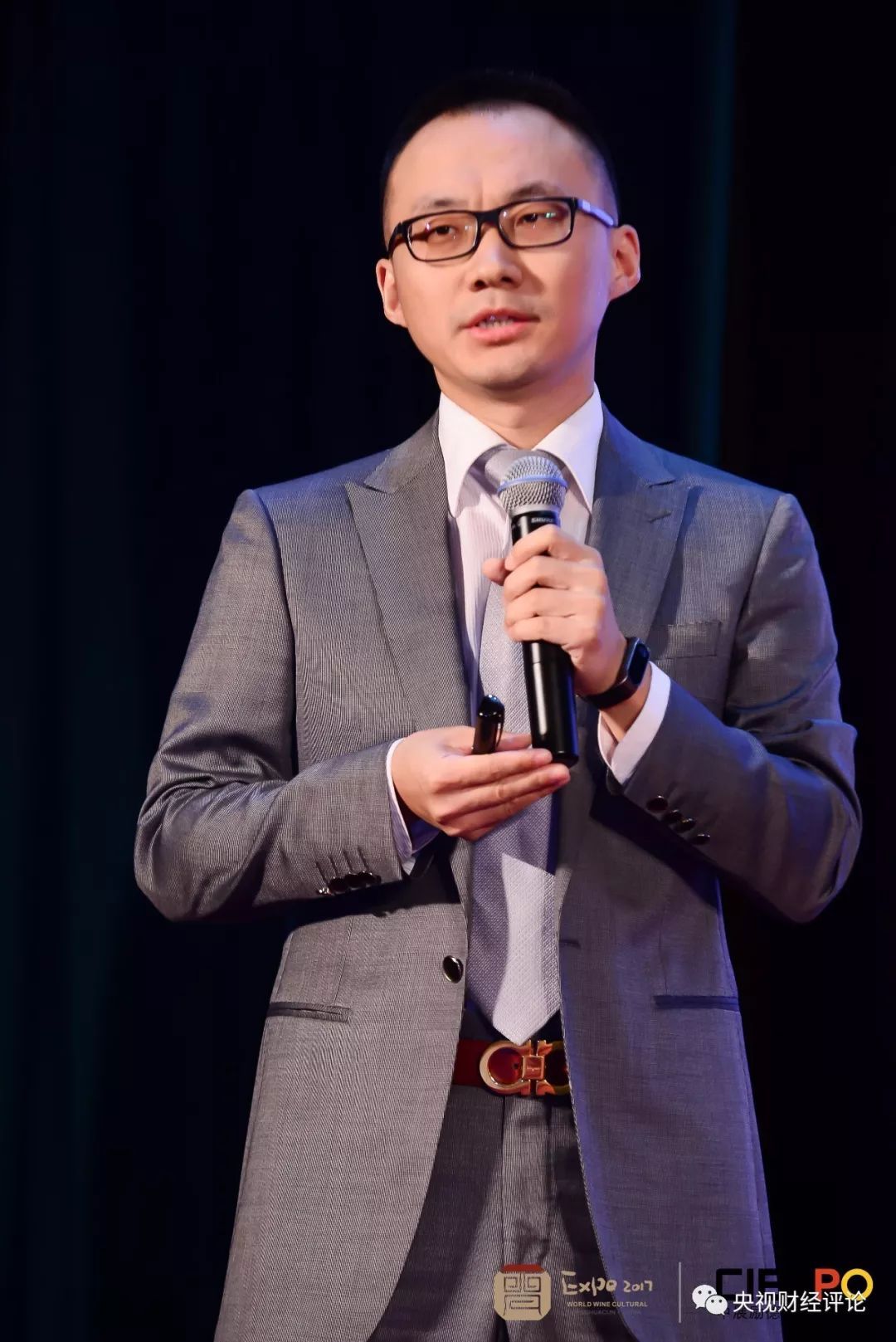 原标题：中美经贸怎么走系列评论——守护共识 中美如何相向而行？            央视财经评论系列评论——中美经贸怎么走？ 今日关注：守护共识 中美如何相向而行？  中美双方6月2日至3日在北京钓鱼台国宾馆就两国经贸问题进行了磋商。多位长期关注中美关系的专家认为，短短一个月内，中美先后在北京、华盛顿、北京三度磋商，双方对此重视程度之高不言而喻； 要守护反复磋商达成的成果，关键在于两国恪守不打贸易战这一前提，相向笃定而行