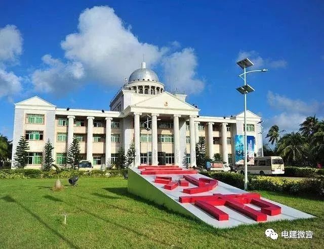 原标题：新闻联播 | 光伏助力海南三沙永兴岛智能微电网稳定运行             我国首个远海岛屿智能微电网投运 5月27日，我国首个远海岛屿智能微电网在海南三沙永兴岛正式投运，不但可以实现光伏等清洁能源100%利用，未来还可以灵活接入波浪能、可移动电源等多种新能源。同时，通过海底光纤相连，永兴岛智能微电网还可以接受400多公里外的海南岛电力指挥中心的调控，供电可靠性达到城市电网水平