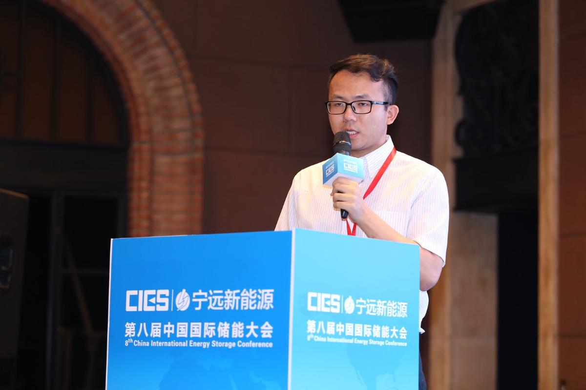 	中国储能网讯：5月19日至21日，“第八届中国国际储能大会”在深圳隆重召开， 来自中国、美国、德国、英国、加拿大、西班牙、日本、韩国、澳大利亚等国和地区1500余位政府机构、科研院所、行业组织、电力公司、新能源项目单位、系统集成商等代表出席本次大会。	来自华北电力大学能源互联网研究中心的许儒航在“能源互联网与多能互补专场”，发表了题为“综合能源系统的核心商业模式”的精彩演讲