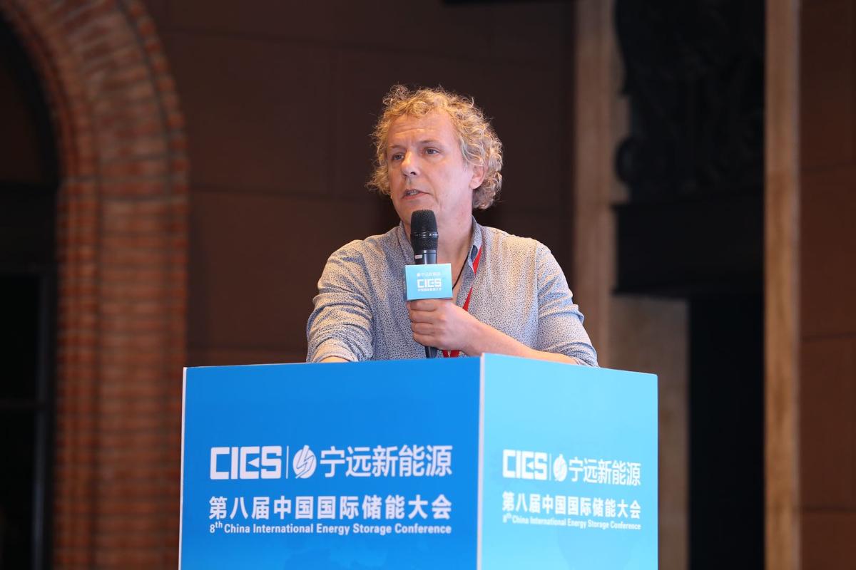 	中国储能网讯：5月19日至21日，“第八届中国国际储能大会”在深圳隆重召开， 来自中国、美国、德国、英国、加拿大、西班牙、日本、韩国、澳大利亚等国和地区1500余位政府机构、科研院所、行业组织、电力公司、新能源项目单位、系统集成商等代表出席本次大会。	神华集团北京低碳清洁能源研究所分布式平台负责人John Lemmon博士在“能源互联网与多能互补专场”，发表了题为“能源互联网—实现零碳排放可持续性的多能源方法”的精彩演讲
