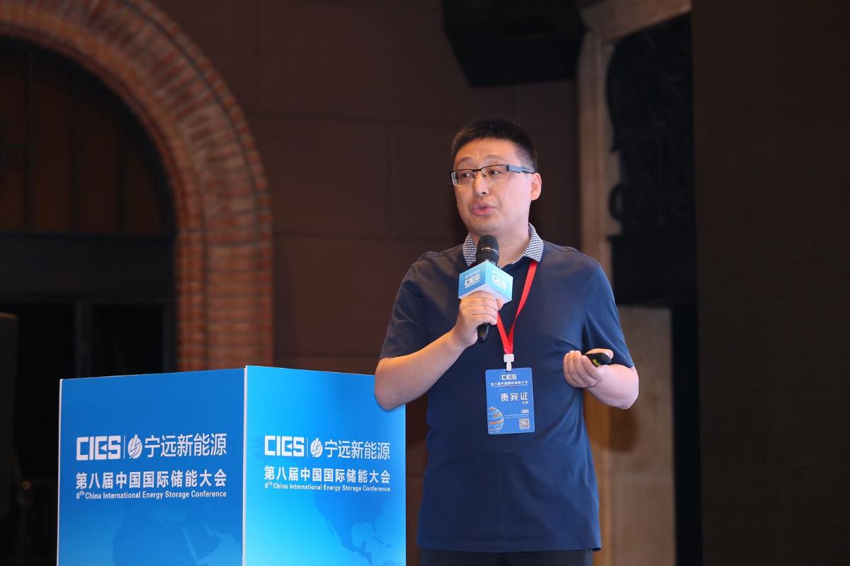 	中国储能网讯：5月19日至21日，“第八届中国国际储能大会”在深圳隆重召开， 来自中国、美国、德国、英国、加拿大、西班牙、日本、韩国、澳大利亚等国和地区1500余位政府机构、科研院所、行业组织、电力公司、新能源项目单位、系统集成商等代表出席本次大会。	清华大学能源互联网创新研究院大数据平台研究室主任高峰在“能源互联网与多能互补专场”，发表了题为“储能系统与发电机组联合调频技术研究与前景分析”的精彩演讲