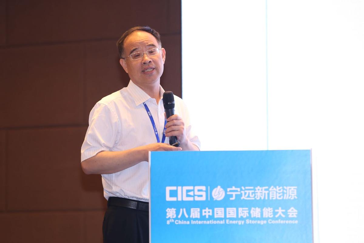 	中国储能网讯：5月19日至21日，“第八届中国国际储能大会”在深圳隆重召开， 来自中国、美国、德国、英国、加拿大、西班牙、日本、韩国、澳大利亚等国和地区1500余位政府机构、科研院所、行业组织、电力公司、新能源项目单位、系统集成商等代表出席本次大会。	中国电力工程顾问集团西北电力设计院有限公司副总工程师杨攀峰在“能源互联网与多能互补专场”，发表了题为“青海省多能互补工程介绍”的精彩演讲