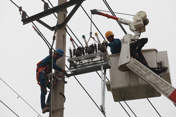 



　　農(nóng)村電氣化網(wǎng)訊：5月29日，山東省梁山縣供電公司員工在同桿10千伏水泊中路北Ⅰ線、水泊中路北Ⅱ線37號(hào)桿，為天房匯豪庭居民小區(qū)安裝智能開(kāi)關(guān)，并帶電接火。

　　天房匯豪庭小區(qū)住宅面積約為100196.16平方米，2棟11層住宅，8棟18層住宅，該居民小區(qū)基本竣工，梁山供電公司接到客戶(hù)用電申請(qǐng)后，積極溝通協(xié)調(diào)，組織人員盡快接電驗(yàn)收送電