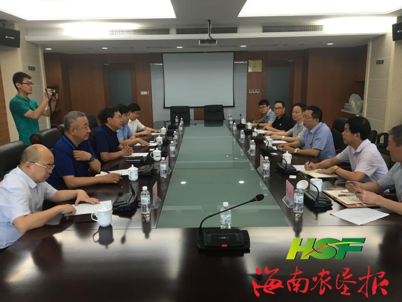 原标题:【快讯】海垦集团与晋能集团召开座谈会 图为座谈会现场。黎鹏摄 海垦集团与晋能集团召开座谈会 共谋合作契机 海南农垦报6月6日讯(记者 黎鹏 余美君)6月6日上午,海垦集团与晋能集团在海口举行座谈会,双方围绕新材料新能源研发应用、医疗健康产业、金融文旅产业展开深入交流,寻求合作契机