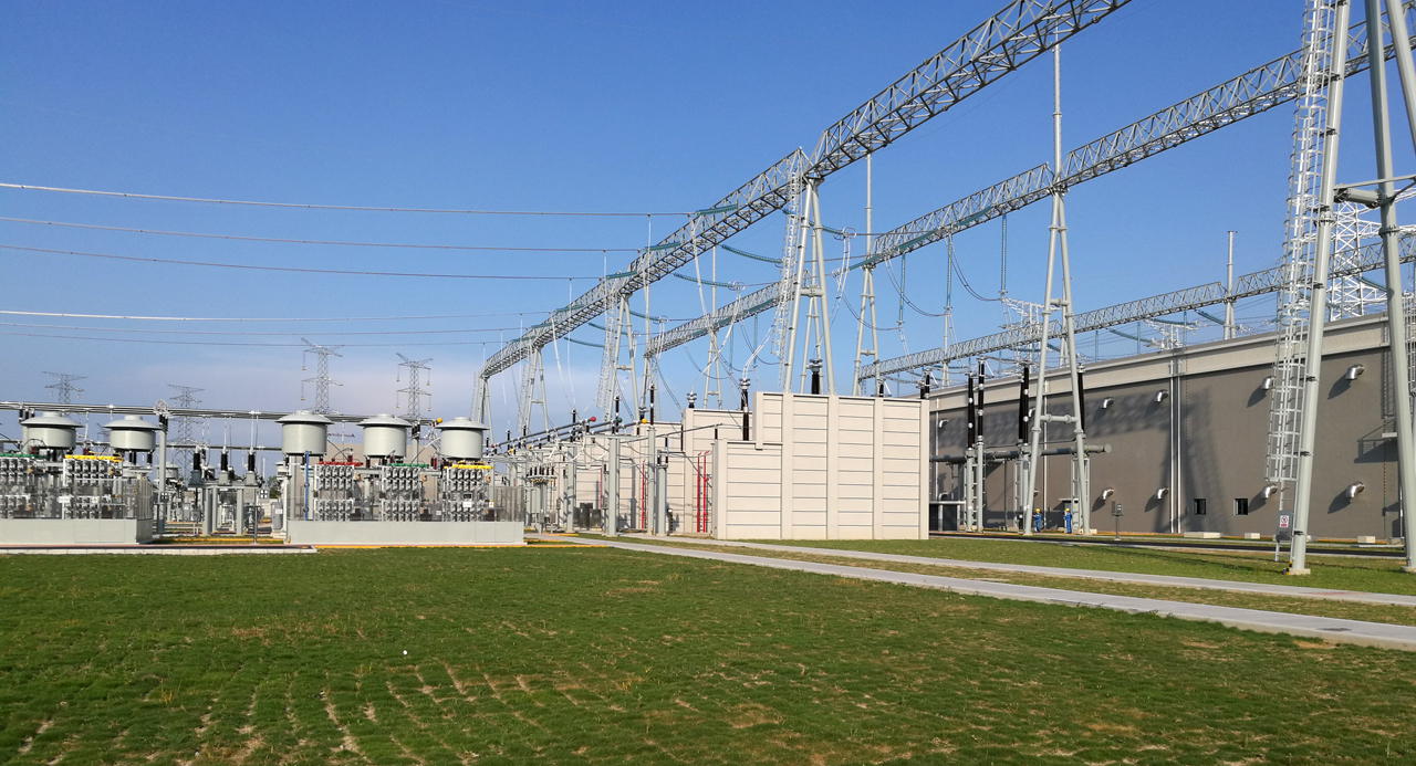 南方電網(wǎng)首座500千伏全室內(nèi)GIS變電站中山電網(wǎng)500千伏文山變電站（黃昕 攝）  　　“duang！duang！”伴隨著一聲聲巨響，一個個開關(guān)依次合閘——5月31日，南方電網(wǎng)首座500千伏全室內(nèi)GIS變電站中山電網(wǎng)500千伏文山變電站（以下簡稱“文山站”）竣工啟動。文山站將為地處粵港澳大灣區(qū)幾何中心的中山市提供150萬千瓦的供電容量，大大緩和中山市供電高峰期的負(fù)荷壓力，同時該站還將加強(qiáng)中山電網(wǎng)與省網(wǎng)的聯(lián)系，成為粵港澳大灣區(qū)重要的能源中轉(zhuǎn)通道
