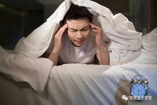 原标题：当光伏人唱起那首《凉凉》 别忘了，身前有阴影是因为背后有阳光！（附：531光伏最新政策解读）            平地一声惊雷起 6月1日，不少光伏人还沉浸追忆童年快乐时光的回忆当中时，国家发改委、财政部、能源局三部委联合下发的一纸文件《关于2018年光伏发电有关事项的通知》，直接把这个儿童节变成了“儿童劫”。严厉的政策犹如一盆冷水重重地浇在光伏人的头上，直接把炎炎夏日变成了数九寒冬，相信昨夜有很多的光伏人一夜无眠