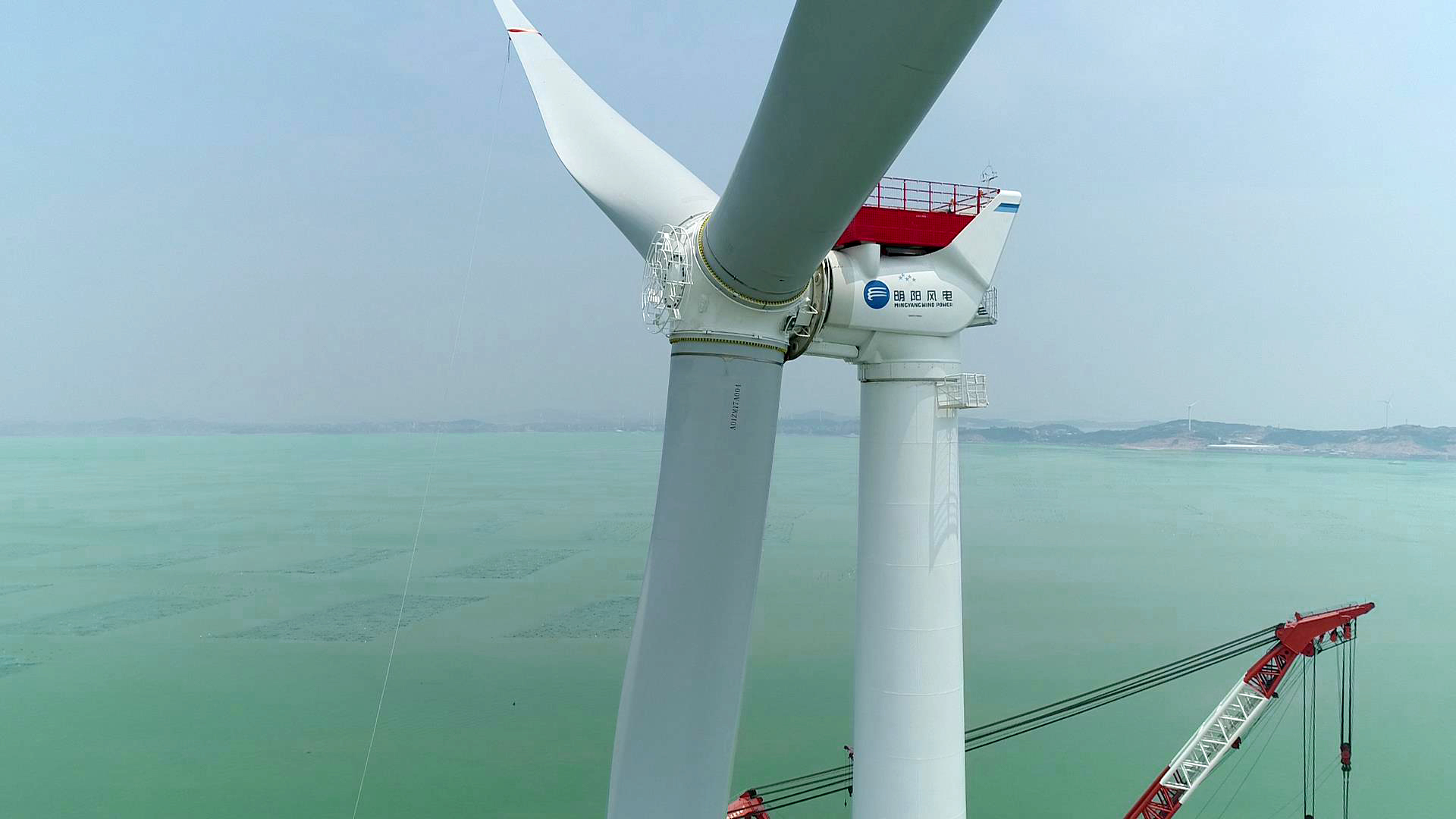                        近日，三峡福建兴化湾海上试验风电场，4名中国专家组成的调试团队，在58分钟内成功完成全球风轮直径最大抗台风型海上风机的快速并网发电，创下全场并网速度最快纪录！这支英雄的团队攻克了并网阶段的所有难题，一举推动中国海上风电跨入全球最快并网行列。&nbsp;明阳智能调试总工陈思范激动地看着缓缓转动的巨大白色风轮，脸上是按捺不住的自豪