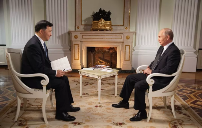 原标题：普京评价习近平：他是非常可靠的伙伴             当地时间5月31日晚，在出席上海合作组织成员国元首理事会青岛峰会并对中国进行国事访问前夕，俄罗斯联邦总统普京在莫斯科克里姆林宫接受了中国中央广播电视总台台长慎海雄的独家专访。普京讲述了他对习主席的印象，回答了他在《国情咨文》中提出的“俄罗斯梦想”与“中国梦”的异曲同工之处，展望了中俄关系以及上合组织扩员后的前景，并就“一带一路”建设、朝鲜半岛等国际热点、俄罗斯与西方国家关系等作了回答