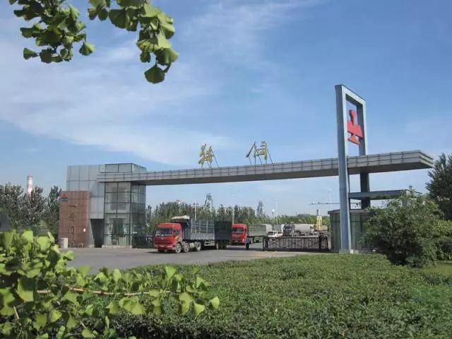 原标题：鞍钢股份鲅鱼圈公司：树立绿色样板品牌 打造多元生态钢厂            巨大的高炉映衬着清澈的海水，繁忙的码头呼应着湛蓝的天空，在碧海蓝天旁，矗立着中国第一个自主集成创新、实践“绿色钢铁”发展理念的现代化沿海大型钢铁企业——鞍钢股份鲅鱼圈钢铁分公司(以下简称“分公司”)。在这里，你看不到传统钢铁企业烟雾缭绕的景象，取而代之的是钢铁与自然融为一体、互利共生的和谐生态环境