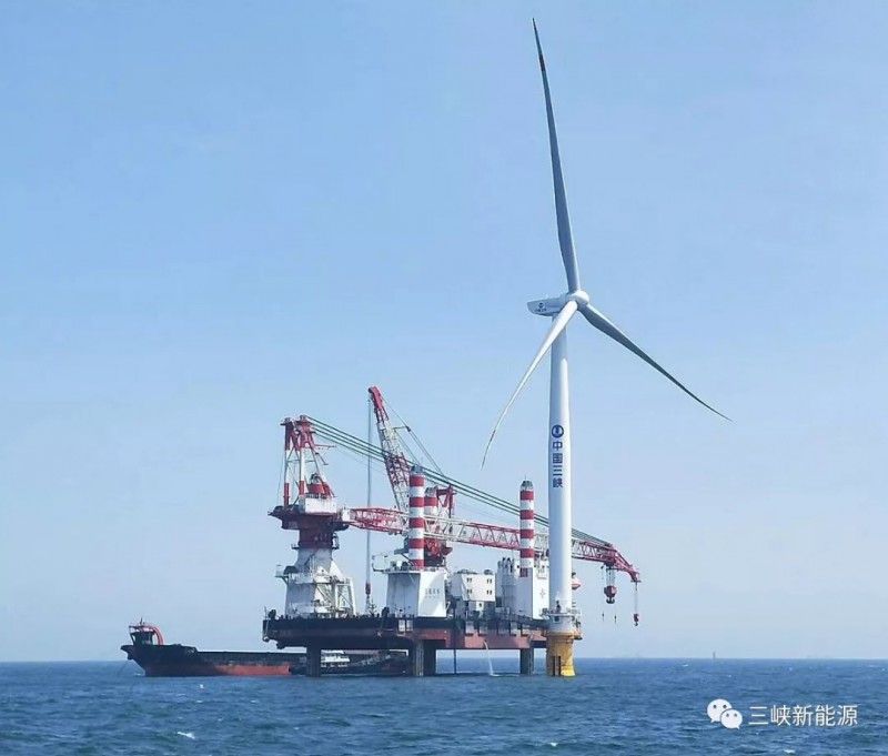  　　6月3日凌晨1時(shí)3分，隨著葉輪與機(jī)艙在空中精準(zhǔn)對(duì)接，三峽新能源遼寧大連莊河海上風(fēng)電項(xiàng)目2018年首臺(tái)風(fēng)機(jī)吊裝成功，標(biāo)志著我國(guó)最北端的海上風(fēng)電項(xiàng)目全面進(jìn)入風(fēng)機(jī)吊裝階段。


 
　　1、項(xiàng)目簡(jiǎn)介
 
　　項(xiàng)目位于遼寧省大連市莊河海域，場(chǎng)址中心距離岸線約22.5公里，涉海面積約47.7平方公里