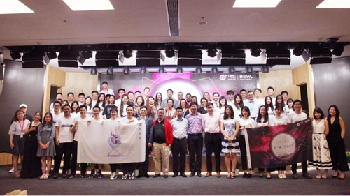 原标题：携手滴滴特斯拉：集思学院未来出行商赛激发全球学子思想交锋            6月3日晚，随着大学组决赛路演的结束，为期三天的《未来出行商业大赛·2018北京能源周》正式落下了帷幕。 本届未来出行商赛由集思学院、哥伦比亚大学全球中心 | 北京 主办，哥伦比亚大学全球能源政策中心提供学术指导，滴滴出行、哥伦比亚大学北京校友会联合支持，Tesla-特斯拉参与，旨在倡导绿色出行理念，为未来城市提供高效、科学的出行解决方案