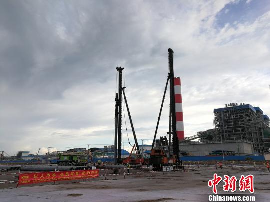 　　开工现场　肖帆　摄　　此间中铁十一局集团6日发布消息称，由该局四公司承建的越南沿海二期2×660兆瓦燃煤电厂项目当天正式开工，这是中国企业在越南投资建设装机容量最大的燃煤电站项目。　　据中铁十一局四公司项目负责人介绍，越南沿海二期燃煤电厂位于该国南部茶荣省沿海县，装机容量为2×660兆瓦，采用BOOT方式开发建设，该公司主要承建电厂所有的桩基工程等，合同额约1.7亿元人民币，这也是中国企业在越南投资建设装机容量最大的燃煤电站项目