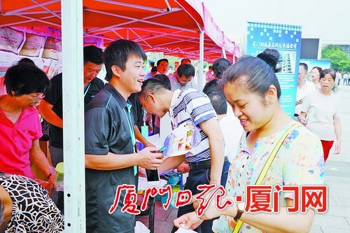 原标题：四大领域打赢节能降耗攻坚战 一批节能产品将亮相节能宣传周             节能技术与产品展示。(资料图)  分发节能宣传品