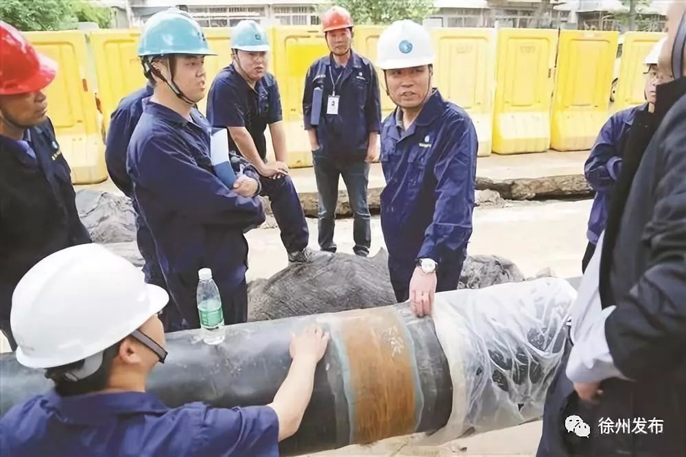 原标题：袁桥边、奎河畔的热电大烟囱，很快将停用            根据施工节点安排，今年9月前，徐州港华将会同市政府及相关单位完成南区热电“煤改气”工程一期3台电站炉燃改，这也是江苏省“263”计划内容、国家省市重点督办项目。 改造完成后将为我市每年再减少标准煤17.5万吨、减排二氧化碳排放46万吨、二氧化硫1485吨、氮氧化物129吨