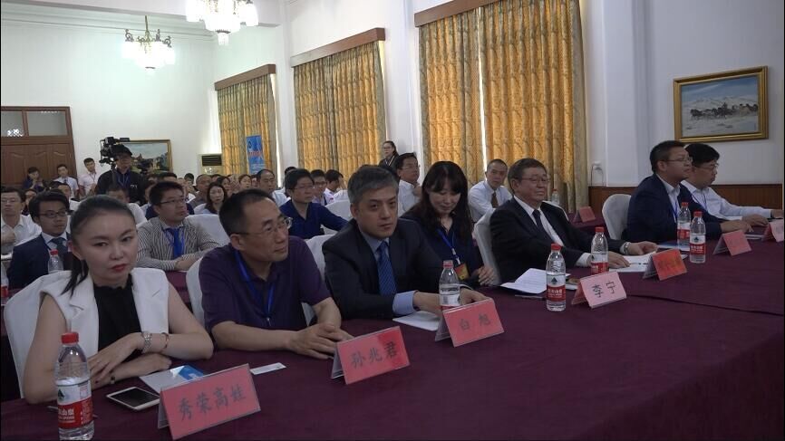 原标题：风电行业顶级企业，聚焦蒙古国风力发电项目OTWP            中蒙互为重要邻邦，蒙古国是中国“一带一路”战略的陆路起始地，两国双边关系进入了“全面建立战略伙伴关系”的阶段，中方“一带一路”宏图与蒙方“草原之路”计划关于贸易、能源、基础设施、广电等领域的合作，必将为东北亚地区的繁荣和稳定发挥重要作用。  6月1日，蒙古国新能源风力发电项目OTWP投资说明会在北京蒙古国驻华大使馆召开，当天OTWP邀请了北京蒙古国驻华大使馆参赞、大使，为大家解说蒙古国投资环境、项目创始人解说投资计划