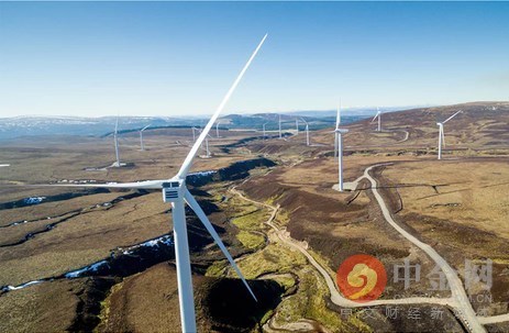 原标题:反对英国路上风电场意味着更高的“能源价格” 周一,据卫报报道,英国政府的气候变化顾问表示,如果英国继续阻止新陆上风电场的建设,部长们必须向英国许多家庭坦白他们面临的更高能源账单。 气候变化委员会(CCC)主席德布恩勋爵表示,在英国部分地区,人们没有理由反对陆上风力发电机