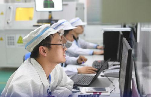 	中国储能网讯：外媒称，中国企业正在席卷纯电动汽车（EV）电池市场。宁德时代新能源科技（CATL）在成立后的第7年成为全球最大车载电池生产商