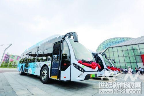 11日，由青年汽車集團(tuán)與南通百應(yīng)能源有 限公司共同研發(fā)生產(chǎn)的3輛氫燃料電池大巴，成功交付如皋星星公交投入運(yùn)營(yíng)， 為市民帶來了安全、零污染的全新綠色出行體驗(yàn)。記者了解到，此次交付的3輛 氫燃料電池大巴開了全國(guó)縣級(jí)城市氫能公交運(yùn)營(yíng)先河