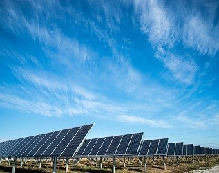 2017年全球光伏市场强劲增长，新增装机达到102GW，同比增长超过37％，累计光伏容量达到405GW。就我国而言，光伏新增装机达53GW，同比增长超过53．6％，连续5年居世界第一，累计装机量达130GW，连续3年位居全球首位