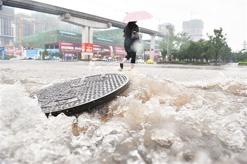 
	
                    
	【電纜網(wǎng)訊】上周因暴雨發(fā)生數(shù)起路人觸電身亡事件。行人涉水后觸電身亡，不得不讓人深思