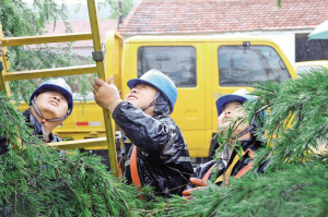 山东威海供电公司员工冒雨对10千伏兰溪线40号杆上分界开关故障进行抢修。刘中华 摄　　炎炎夏日，全国范围内高温天气猛烈来袭