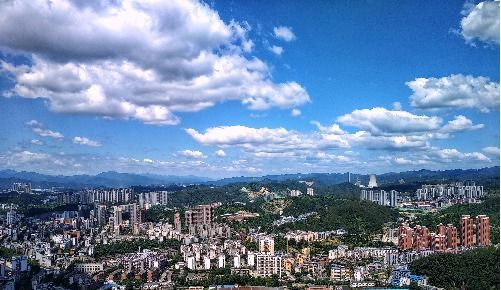 原标题：十堰再发力！保卫蓝天，我们是认真的            近日 十堰市民疯传这些照片 为啥呢？    咱大十堰这样蓝的天  一度电，虽微不足道 日积月累 终能点亮万家灯火 一张纸，虽无足轻重 日积月累 终能集成万卷书  6月11日至17日 是第二十八个全国节能宣传周 今日是第六个全国低碳日 今天，你节能了吗？  12日上午，2018年十堰市节能宣传周和低碳日活动启动仪式在湖北汽车工业学院举行。十堰市副市长王晓宣布活动正式启动