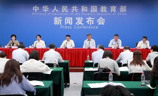 
                    
	  教育部近日印發(fā)了《高等學(xué)校人工智能創(chuàng)新行動(dòng)計(jì)劃》，提出中國高校要分“三步走”，2030年成為世界人工智能創(chuàng)新中心的人才基地和核心力量。艾賓浩斯智能教育結(jié)合教育部“三步走”戰(zhàn)略，打造K12全科目智能教育課程體系，推動(dòng)高校智能教育的發(fā)展，加速人工智能先發(fā)優(yōu)勢(shì)