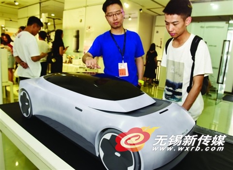 
                    
	 


	6月12日，江南大學(xué)舉行設(shè)計(jì)學(xué)院2018屆本科畢業(yè)設(shè)計(jì)“社會愿景”作品展（第二批）。圖為參觀者在觀看一款概念車的設(shè)計(jì)作品