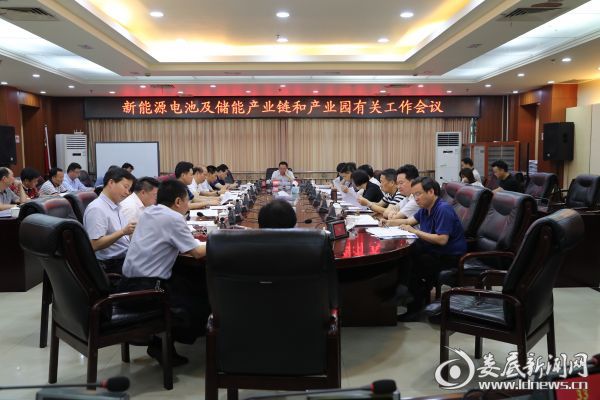 	中国储能网讯：6月13日，娄底市委副书记、市长杨懿文主持专题会议，研究新能源电池及储能产业链和产业园有关工作。他要求，突出重点，为企业提供优质高效的政务服务，有效推进新能源电池及储能产业链和产业园建设，为推进全市经济社会发展打造新引擎、形成新动力、拉动新增长