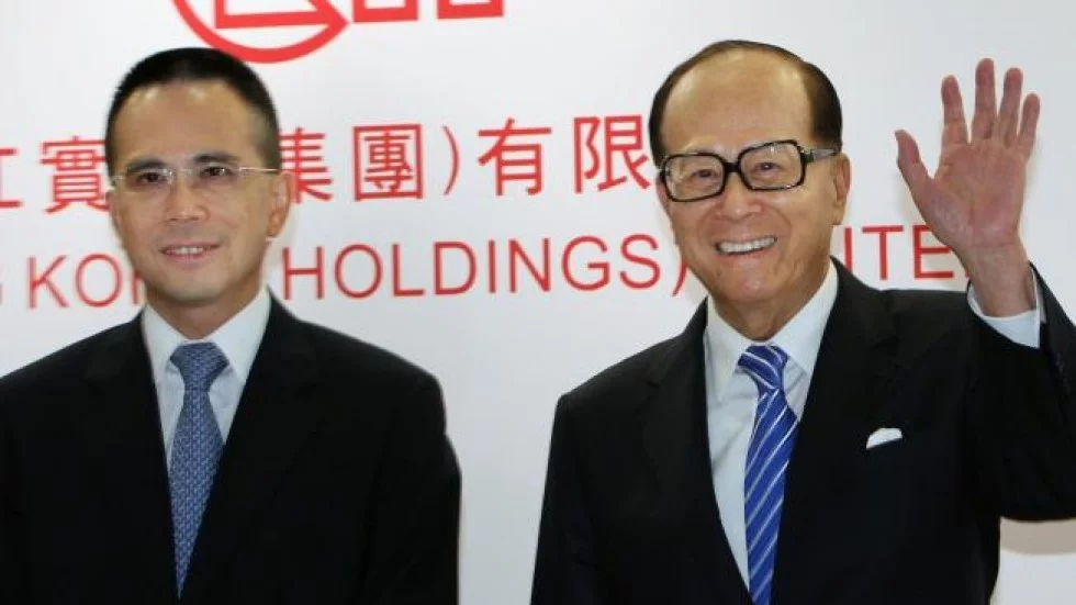 原标题：斥资770亿！中国富豪突然出手，拿下这国能源产业半壁江山！                 香港《大公报》在6月14日报道称，前华人首富、长和系主席李嘉诚正式退休后，接班仅一个月的李泽钜就做了一笔“大买卖”。据悉，长实、长江基建及电能实业宣布组成财团，提议收购澳洲天然气管道经营商APA，收购价格较其前一日的收盘价格溢价33%，总金额高达770亿港元！  李家父子接连出手！拿下澳大利亚51%供电和一半天然气供应！ 澳大利亚APA集团是该国最大的天然气基建企业，目前拥有超过200亿美元的能源基建资产，