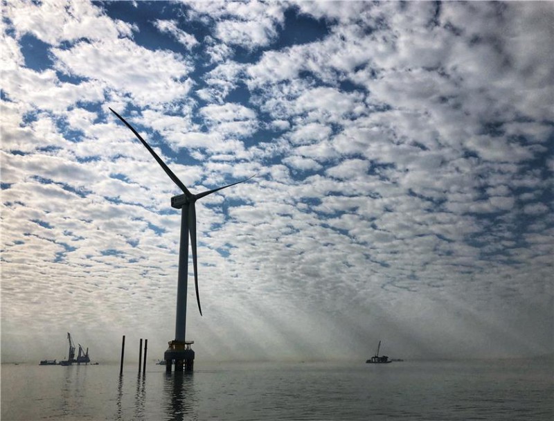  　　與光伏發(fā)電的火熱不同，近年來，我國風(fēng)電建設(shè)速度不斷下滑，2017年風(fēng)電新增裝機(jī)容量更是創(chuàng)下近5年新低。與此同時，我國海上風(fēng)電卻異軍突起，裝機(jī)規(guī)模連續(xù)5年快速增長，已躍居全球第三