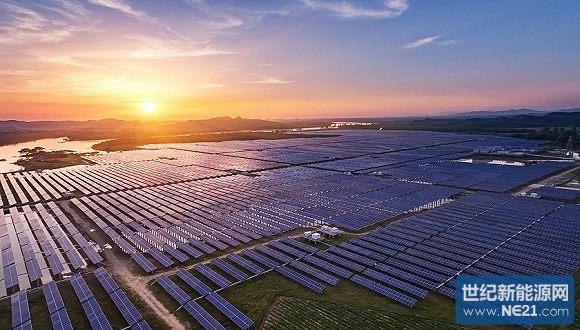 &nbsp;海润光伏科技股份有限公司（下称*ST海润）位于无锡惠山的办公区冷冷清清，这家已经暂停上市的公司正在搬离这里。透过办公室玻璃窗，界面新闻记者看到一些工位已经被拆除