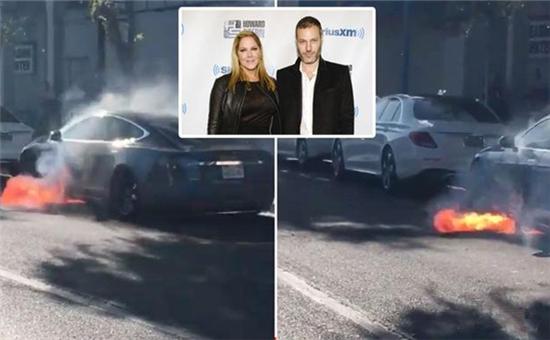 	中国储能网讯：美国时间6月16号星期五，美国女演员，曾经出演著名政治剧West Wing的McCormack(麦考马克)在Twitter上发布了一个Tesla Modle S轿车燃烧的小视频。		视频中显示一辆Modle S停在路边，前后还有其它车辆，火焰出现在Model S的底部，从高度上判断正是电池组铺设的位置，烟雾非常明显