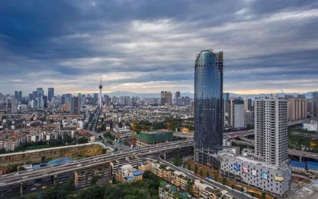 原标题：6月20日的四川财经早餐             1、成都市与秘鲁阿雷基帕市建立友好合作关系 6月18日，成都市与秘鲁阿雷基帕市建立友好合作关系谅解备忘录签约仪式举行。 成都市委副书记、市长罗强，秘鲁阿雷基帕市市长莉莉娅·帕乌卡出席