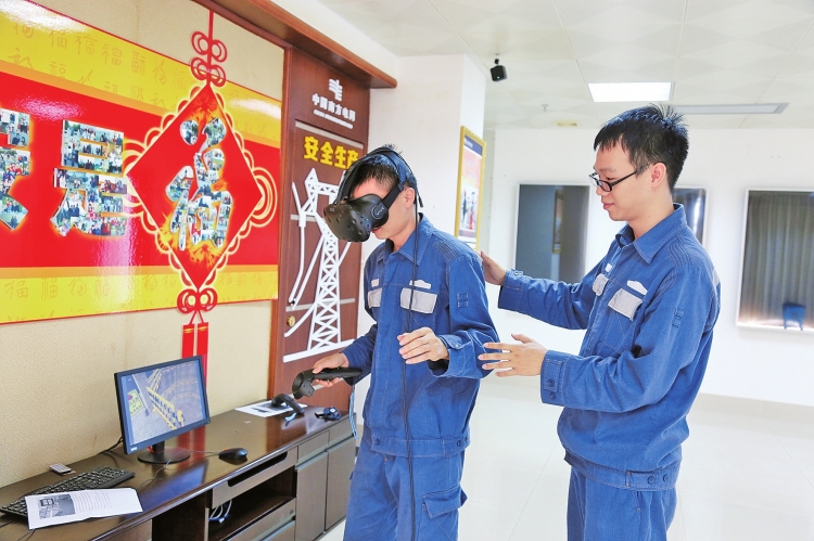 　　贵港供电局一线员工在工作人员指引下进行VR体验。　黄丽蓉 摄　　6月15日，在广西电网公司首届&ldquo;安全文化节&rdquo;上，基层员工带着满满的祝福写下安全寄语，将安全提醒送给身边同事，通过同事之间的互动，共筑安全防线