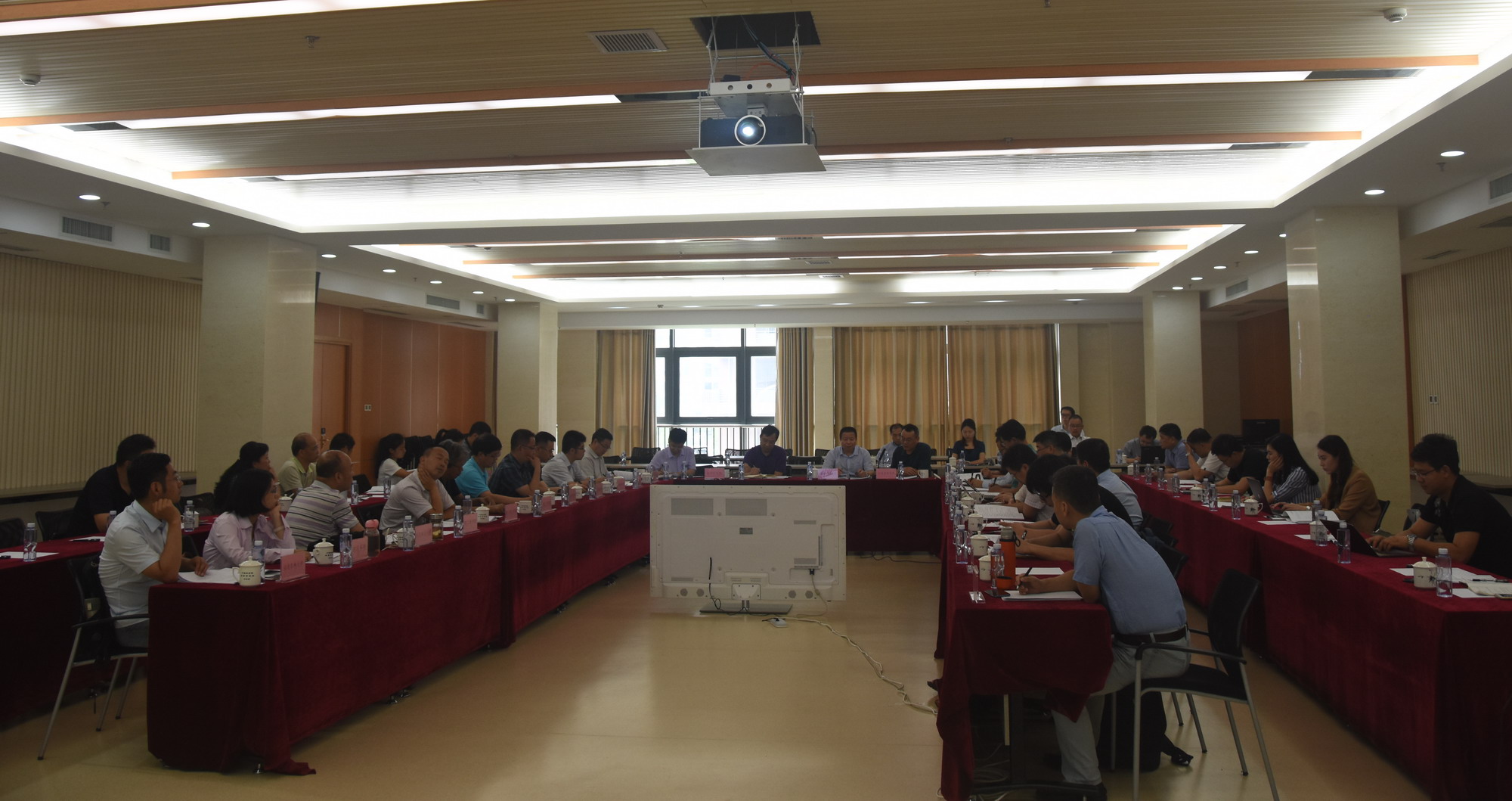 　　【中国仪表网 仪表会议】6月12日下午，由福建省科学技术厅和中科院海西研究院共同主办的福建省人工智能产业技术创新战略联盟筹备工作会在海西研究院顺利召开。福建省科技厅高新技术与工业科技处处长叶碧海、福建省经信委技术进步处处长陈庚、中科院福建物构所副所长兰国政出席会议，来自福建省科研院所、高校、龙头骨干企业等共计28家单位50余人参加了此次会议