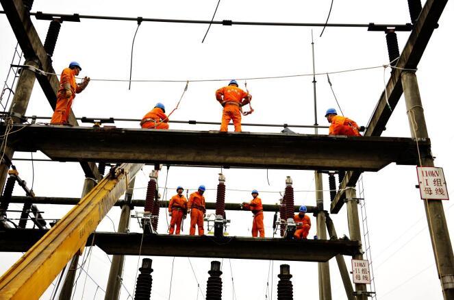 　　“轟、轟、轟” 6月 14日，四川宜賓江安35千伏大井輸變電工程建設(shè)現(xiàn)場機 器轟鳴、笛聲陣陣、彩旗飄飄，一派繁忙景象?！　?jù)悉，江安縣地處四川南緣，長江之濱，擁有國家AAAA級風景名勝區(qū)蜀南竹海東景區(qū)、面積達145平方公里的仁和百竹海、是省級竹類資源開發(fā)縣