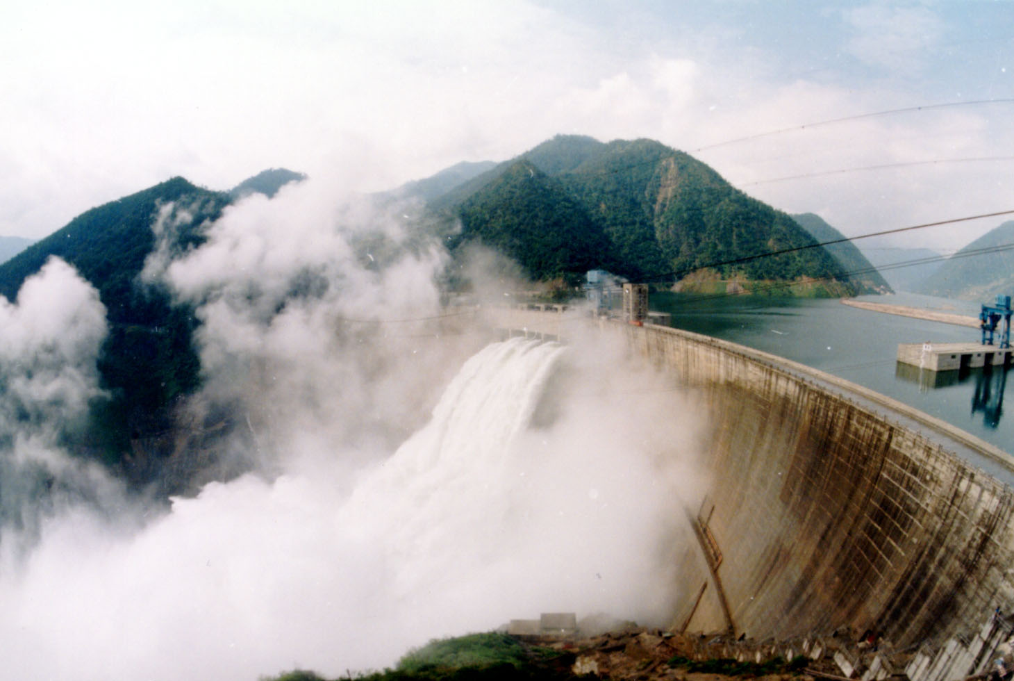 
	
                    
	【電纜網(wǎng)訊】日前，水利部農(nóng)村水電與水庫(kù)移民司發(fā)布了《全國(guó)農(nóng)村水電統(tǒng)計(jì)公報(bào)》（下文簡(jiǎn)稱(chēng)《公報(bào)》），《公報(bào)》顯示，2017年我國(guó)農(nóng)村水電完成投資200億元，新增發(fā)電設(shè)備容量135.3萬(wàn)千瓦，年發(fā)電量2477.2億千瓦時(shí)。相當(dāng)于節(jié)約了7600萬(wàn)噸標(biāo)準(zhǔn)煤，減排二氧化碳1.9億噸，減排二氧化硫100多萬(wàn)噸