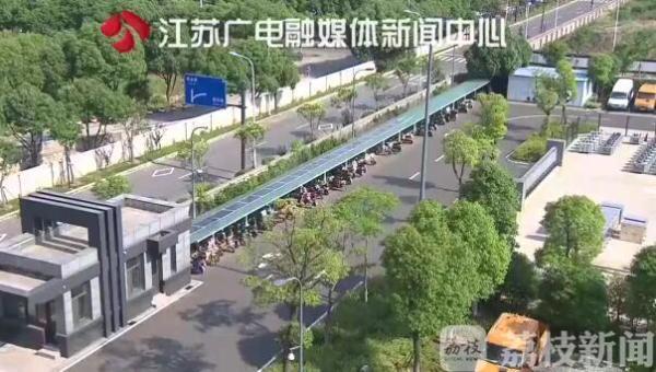 	中国储能网讯：适应低碳经济、绿色环保的发展趋势，新能源车棚开始出现在我们身边。最近，集