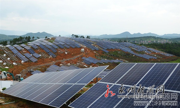 6月25日，建設(shè)中的湖南省江華瑤族自治縣涔天河鎮(zhèn)水東村光伏發(fā)電站正在進(jìn)行最后的裝板、鋪電纜、架線等掃尾工程，該電站將于6月底建成并并網(wǎng)發(fā)電。2017年以來，江華建設(shè)水東村、鷓鴣壩、山口鋪、六聯(lián)等8個(gè)光伏發(fā)電站，總裝機(jī)規(guī)模達(dá)到43MW，全部電站產(chǎn)生效益后，將每年回饋600多萬元用于全縣精準(zhǔn)扶貧工作