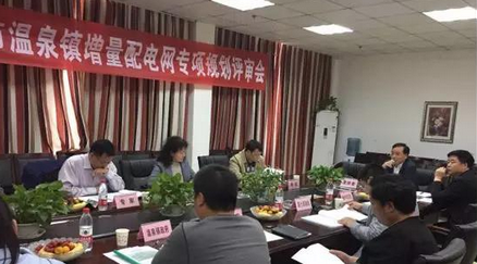 	中国储能网讯：河南省汝州温泉镇是河南省级特色中心镇，汝州市市城副中心，城镇以智慧城市为引领，以生态环境为依托，致力于打造智慧融合、绿色宜居的现代化强镇。城镇规划区面积约10.3平方公里，常驻人口5万余人，随着温泉镇招商引资强度不断加大，近年来，温泉镇电力负荷以年均20%以上的速度高速增长，现有供电设施无法与城镇发展相匹配，供电可靠率、综合电压合格率等关键指标也逐渐无法满足用户需求