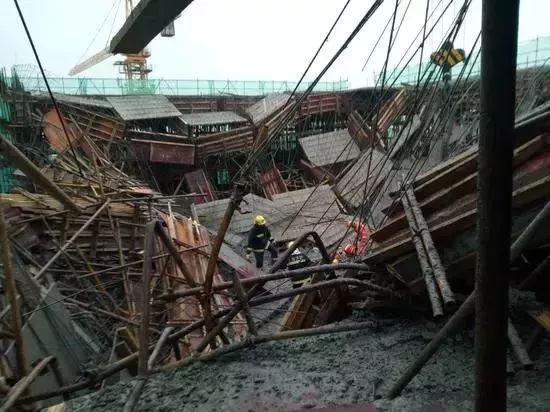 【电缆网讯】6月24日下午,位于上海奉贤的碧桂园红墅林项目的在建六层售楼处发生模架坍塌事故。据“上海应急”官方披露,事故造成1人死亡9人受伤,事故原因在调查中