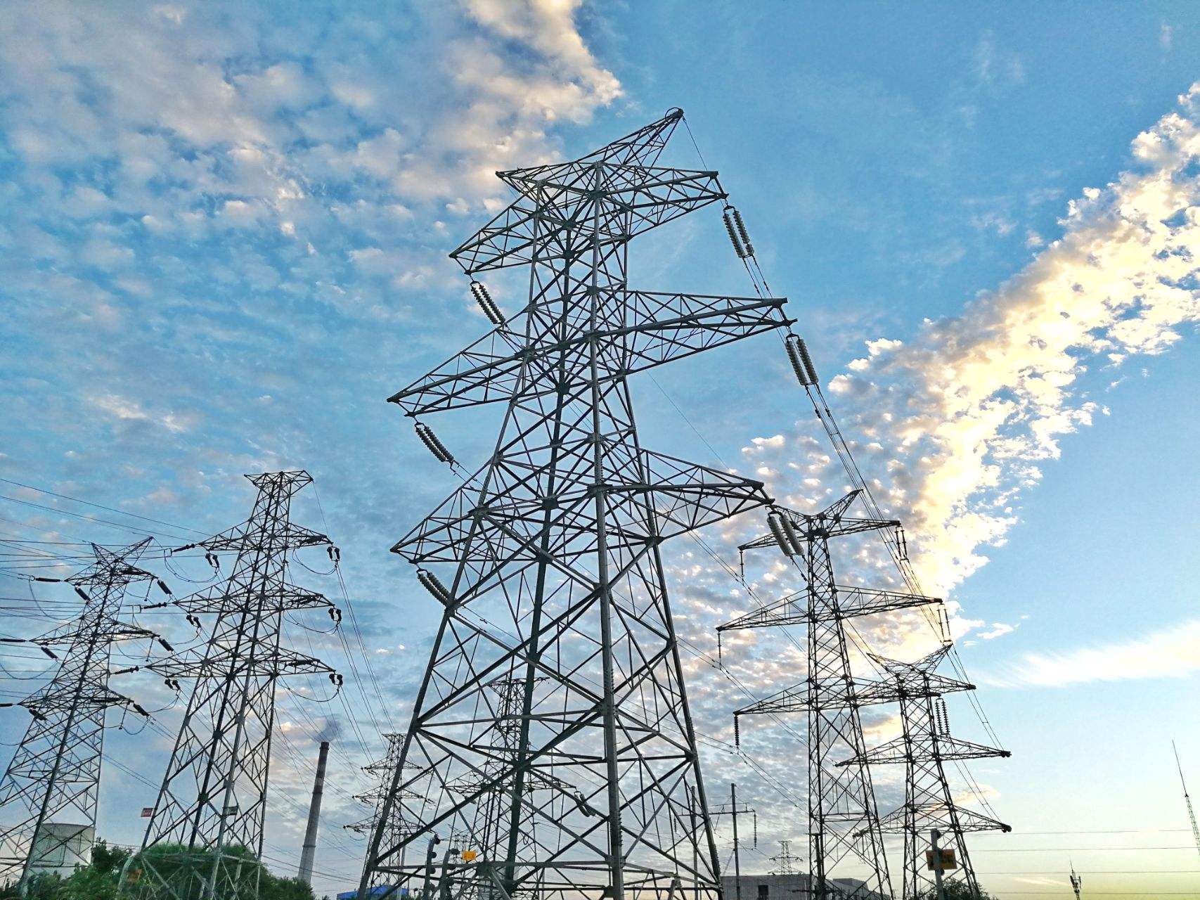       6月27日，記者從國(guó)網(wǎng)江蘇省電力有限公司召開(kāi)的江蘇電網(wǎng)2018年迎峰度夏新聞發(fā)布會(huì)上獲悉，預(yù)計(jì)今夏江蘇電網(wǎng)最高調(diào)度用電負(fù)荷同比增長(zhǎng)近10%，達(dá)到11200萬(wàn)千瓦，連續(xù)第二年破億，同時(shí)最高負(fù)荷增量或超過(guò)1000萬(wàn)千瓦，增量相當(dāng)于南京市的用電負(fù)荷。高峰時(shí)段，電力供應(yīng)將存在一定缺口