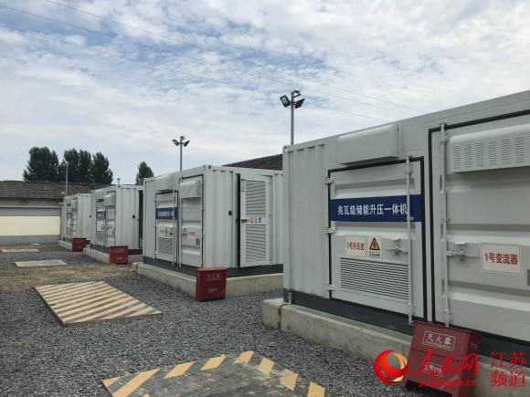 中国储能网讯:6月21日,第一个储能电站——镇江丹阳建山储能电站正式并网运行
通过这些蓄电池舱,可在晚间用电低谷时进行储能,再在用电高峰时段释放
人民网南京6月27日电 (记者朱殿平)昨天上午,南京市气象台发布了入夏后首个高温黄色预警。与气温一起攀升的,还有用电负荷