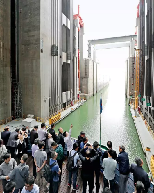 5 月9 日至12 日,“中国工程院院士三峡行”活动在湖北宜昌三峡坝区成功举办,16 位院士及20 多位专家学者参加了三峡工程管理研讨会和“哲学家与工程师的对话”座谈会等系列活动。活动中,院士、专家、学者们就三峡工程运行、安全、管理等相关议题提出咨询意见与建议,本期摘选部分院士发言内容,以飨读者