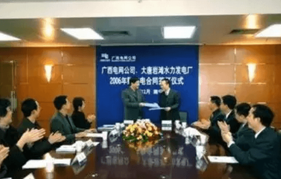 	中国储能网讯：2015年3月15日，中共中央、国务院印发《关于进一步深化电力体制改革的若干意见》(中发〔2015〕9号) ( 以下简称中发9号文件)&nbsp; ，以此为标志，新一轮电力体制改革正式启动。随着改革政策逐步落地，电力市场法律主体更加多元，电网企业的法律定位和经营模式发生重大变化，与其他市场主体法律关系发生重大调整，新型的法律问题也将逐步显现，在计划经济体制下构建的电力法体系已经滞后于改革实践，对改革后出现的上述具体问题的解决方案暂时“缺位”