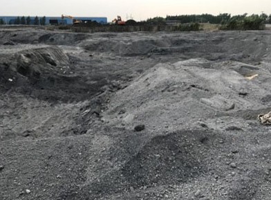 	                    	【电缆网讯】据中国生态环境部6月28日的通报显示，在中央环保督察组督察&ldquo;回头看&rdquo;期间，沙钢集团大量钢渣违规堆放长江岸边的问题被群众再次举报。督察人员调查发现，沙钢集团和永钢集团长期在长江岸边堆放钢渣，目前堆放总量已高达230万吨，距长江水线仅有800米左右，直接威胁长江水环境安全