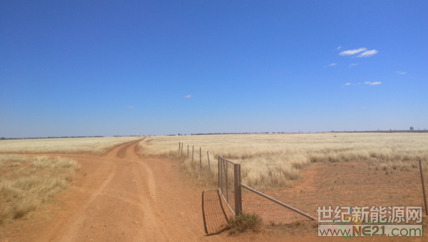 Solar River光伏项目位于澳大利亚阿德莱德东北约150公处，是澳大利亚最雄心勃勃的大型太阳能和储能项目之一，由前天达银行家Jason May和律师Richard Winter开发。Solar Rive项目开发公司以南澳大利亚大学的ThincLab加速器为基础