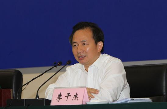 　　2018年6月8日上午，生态环境部召开2018—2019年打赢蓝天保卫战重点区域强化督查启动视频会。部党组书记、部长李干杰出席会议并讲话